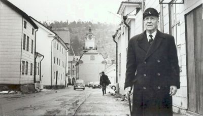 Gatuvy med man i närbild
