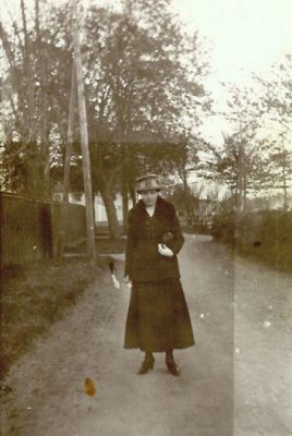 Kvinna stående på gata
