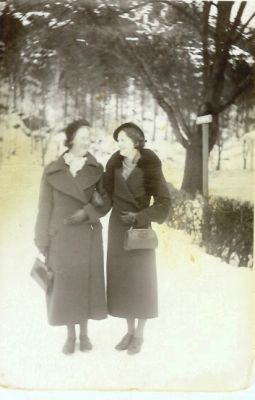 2 kvinnor stående i vintrig miljö
