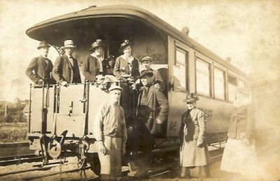 Järnvägsvagn med passagerare vid perrong
Nyckelord: Järnväg Tåg