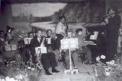 Orkester på scen
Nyckelord: Notställ Piano Saxofon Basfiol Trummor Bastuba Trombon Trumpet