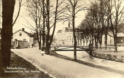Vattendrag med omgivande stadsbebyggelse
