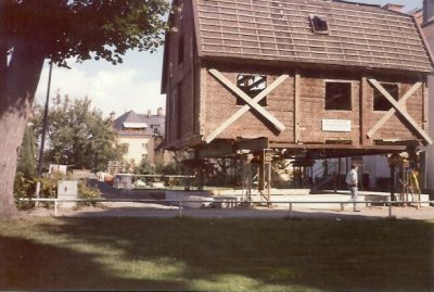 Upplyft träbyggnad
