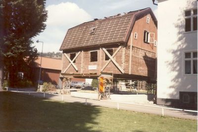Upplyft träbyggnad
