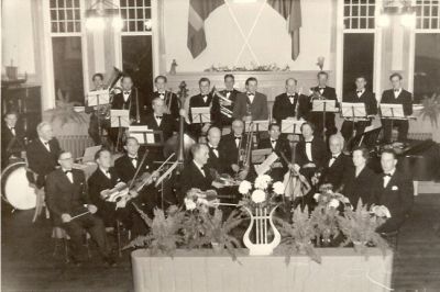 Orkester
Nyckelord: Orkester Musikinstrument