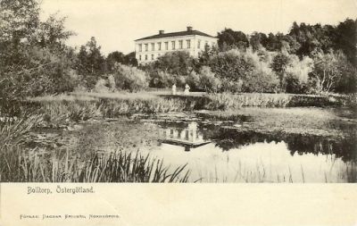 Herrgårdsbyggnad invid vattendrag
