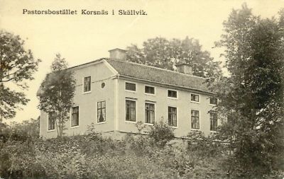 Stor byggnad på höjd
