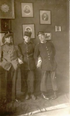 3 militärklädda amatörskådespelare
Nyckelord: Uniform Teater
