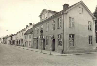 Gatuvy med affärsbyggnader
