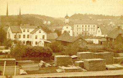 Stadsvy och brädlager
