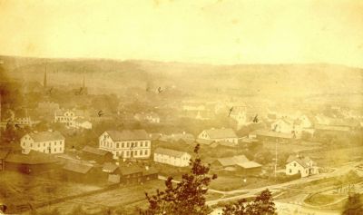 Stadsvy från berg
