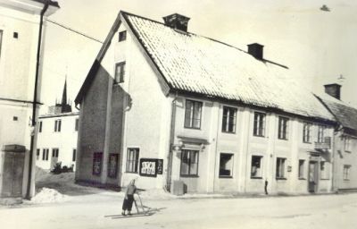 Stadsbebyggelse vid gata
Nyckelord: Sparkstötting