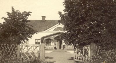 Vitputsad byggnad med veranda
Nyckelord: Snickarglädje