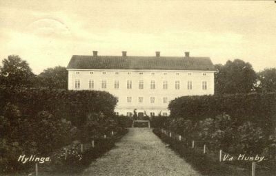 Herrgårdsbyggnad med park
