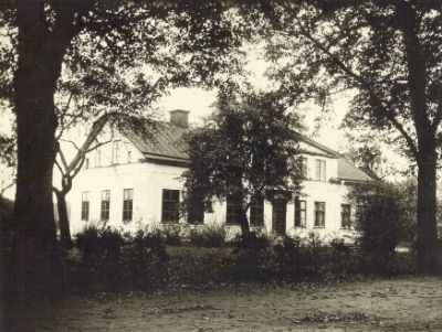 Vitputsad byggnad på landet
