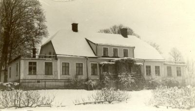 Större putsad byggnad på landet
