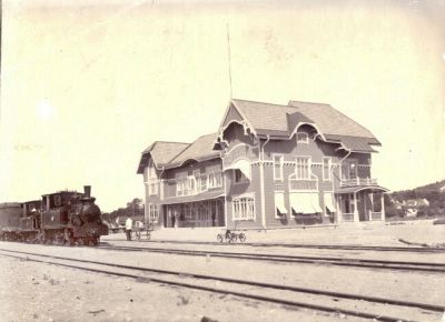 Tåg vid järnvägsstation
Nyckelord: Ånglok