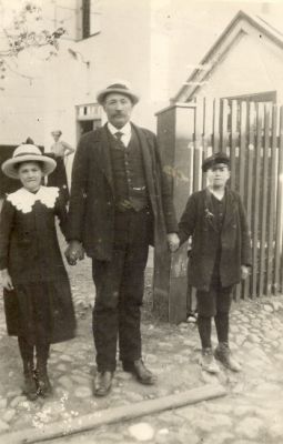 Man flicka och pojke stående på trottoar
Nyckelord: Dräkt Kullersten