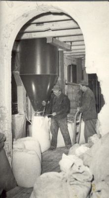 2 män arbetande i kvarn
Nyckelord: Säck Säckkärra Kvarn