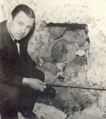 Man som undersöker murad gång
