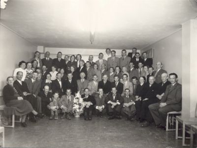 Stort antal personer i samlingslokal
