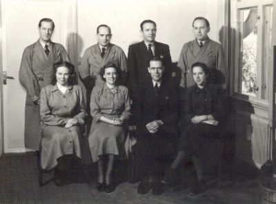 8 personer i kontorsrum
