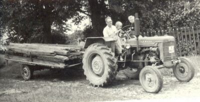 Man och 2 barn på traktor
Nyckelord: Traktor