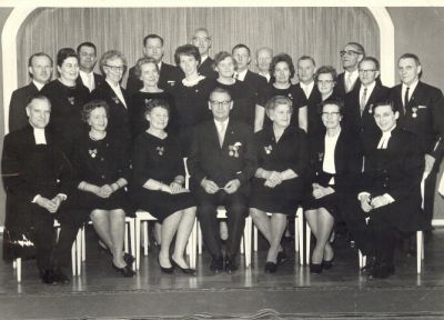 En grupp män och kvinnor i lokal
