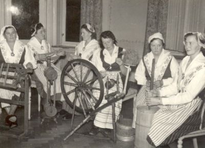 6 kvinnor med gamla hantverk
Nyckelord: Spinnrock Dräkt