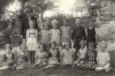 Småskoleklass med lärarinna
