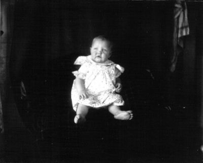 Litet barn sittande i rum
