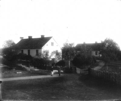 Man och kvinna på väg framför byggnadeer
