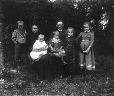 Man Kvinna och 5 barn i skogsbacke
Nyckelord: Kläder