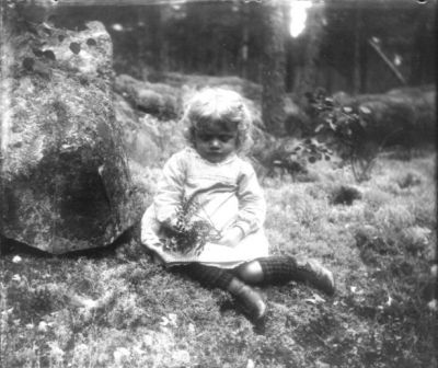 Flicka sittande i skogen
Nyckelord: Kläder