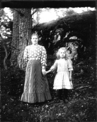 Kvinna och flicka stående vid berg
Nyckelord: Dräkt