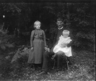 Man och 2 flickor i skogen
Nyckelord: Dräkt