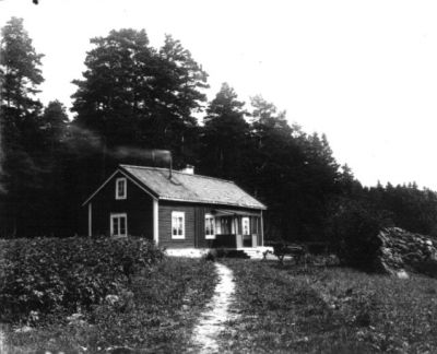 Hus i skogskant
Nyckelord: Stig