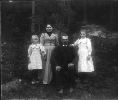 Man kvinna och 2 flickor i skogen
Nyckelord: Dräkt