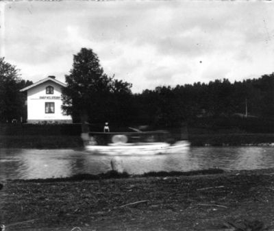 Hus vid vattendrag
Nyckelord: Kanal