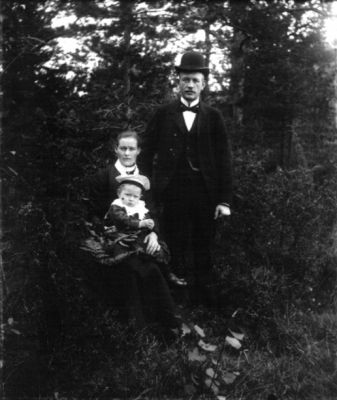 Man kvinna och pojke i skogen
Nyckelord: Dräkt