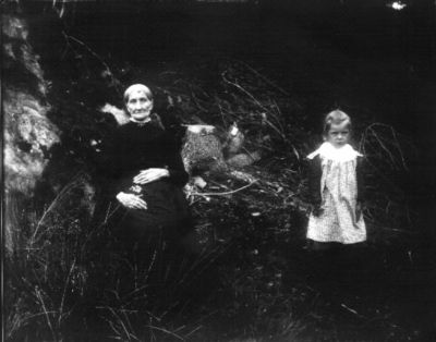 Kvinna och flicka i skogsbacke
Nyckelord: Dräkt