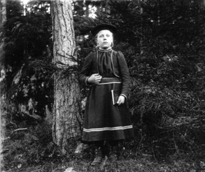 En flicka med bok stående i skogen
Nyckelord: Bok