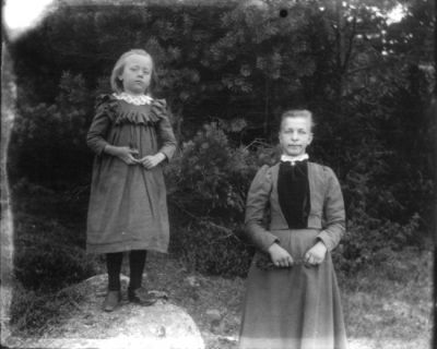 Kvinna och flicka i skogen
Nyckelord: Dräkt