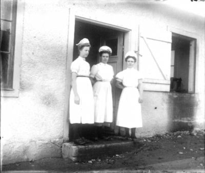 3 kvinnor i dörröppning
Nyckelord: Dräkt