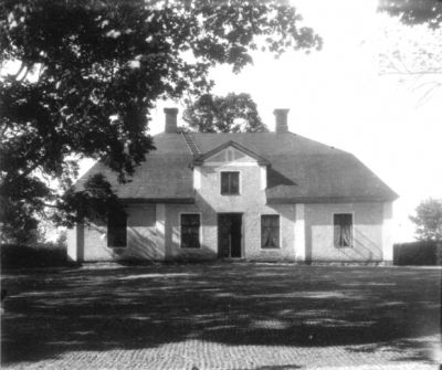 Byggnad med stor grusgård

