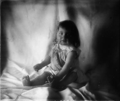 Sittande flicka
Nyckelord: Barnfoto