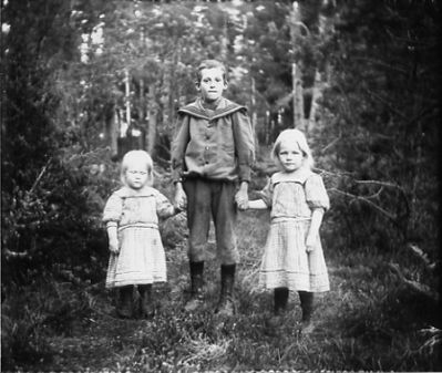 Pojke och 2 flickor i skog
Nyckelord: Dräkt