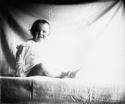 Flicka sittande i rum
Nyckelord: Baby