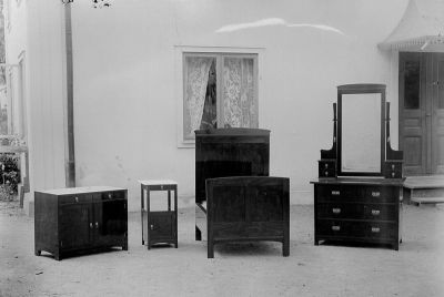 Möbler på gårdsplan
Nyckelord: Säng Nattduksbord Byrå Spegel Skåp