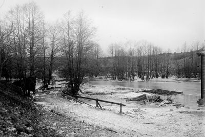 Byggnad vid vattendrag
Nyckelord: Vatten Byggnad